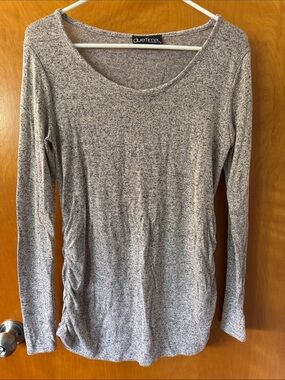 Women's Maternity Long Sleeve Scoop Neck Top in Heather Gray